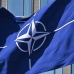 صاروخ يتم اعتراضه في السماء فوق منطقة جبلية