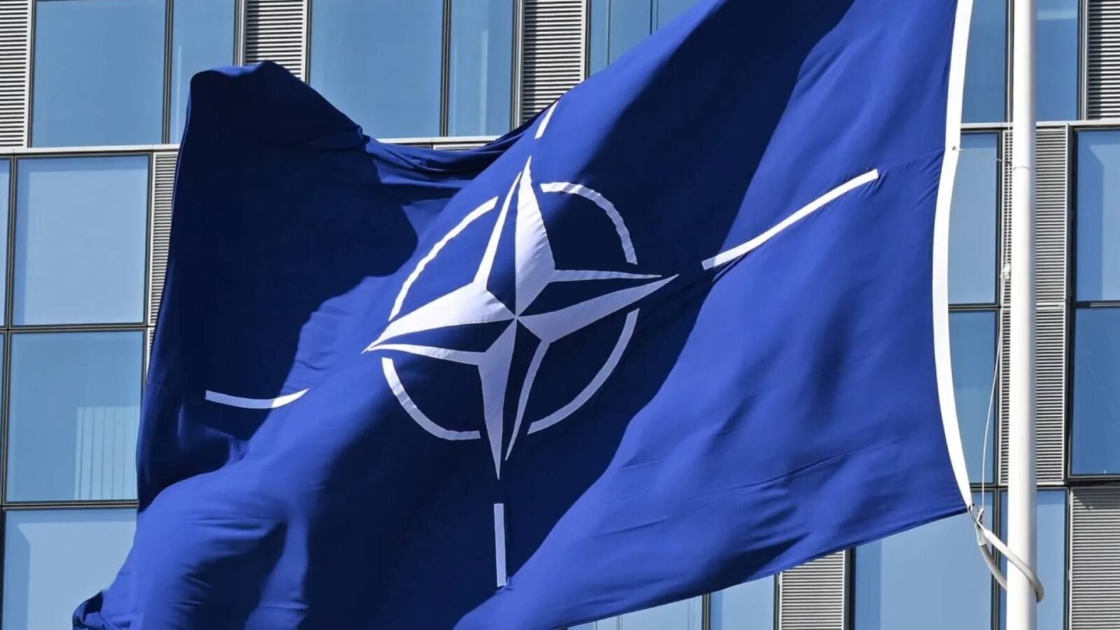 صاروخ يتم اعتراضه في السماء فوق منطقة جبلية