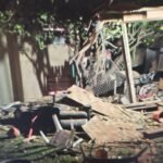 آثار دمار محتملة في منطقة سكنية بتل أبيب بعد هجوم صاروخي.