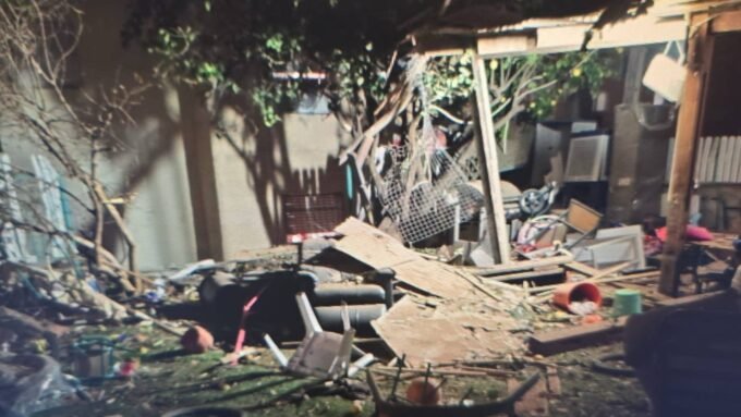 آثار دمار محتملة في منطقة سكنية بتل أبيب بعد هجوم صاروخي.