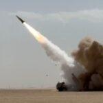 صورة تظهر صاروخ PrSM يتم إطلاقه من نظام HIMARS في منطقة صحراوية، خلال عملية عسكرية أمريكية.
