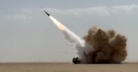 صورة تظهر صاروخ PrSM يتم إطلاقه من نظام HIMARS في منطقة صحراوية، خلال عملية عسكرية أمريكية.