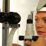 مجموعة متنوعة من الأطعمة الصحية المفيدة لصحة العين مثل البيض والفستق والبطاطا الحلوة والسبانخ.