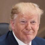 صورة للرئيس دونالد ترامب يظهر فيها طفح جلدي أحمر على رقبته