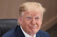 صورة للرئيس دونالد ترامب يظهر فيها طفح جلدي أحمر على رقبته