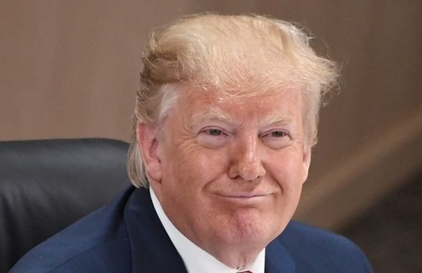 صورة للرئيس دونالد ترامب يظهر فيها طفح جلدي أحمر على رقبته