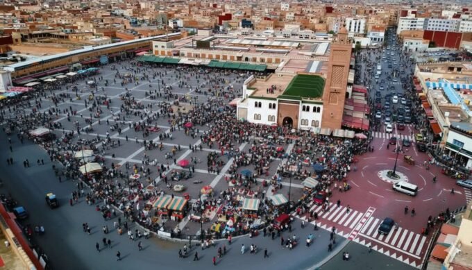 صورة تعبيرية لشعار حزب الأصالة والمعاصرة في مدينة وجدة، تعكس التحديات الداخلية التي يواجهها الحزب.