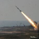 صورة جوية لخط الحدود بين لبنان وإسرائيل مع آثار صواريخ أو دوي صفارات الإنذار.