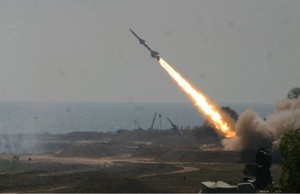 صورة جوية لخط الحدود بين لبنان وإسرائيل مع آثار صواريخ أو دوي صفارات الإنذار.