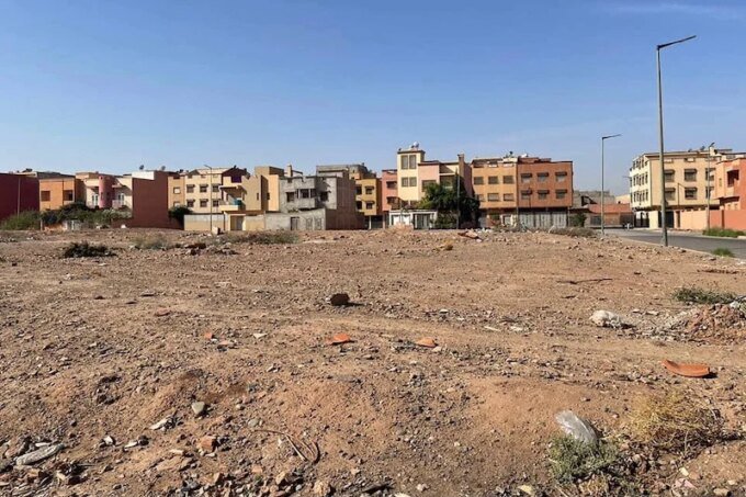 صورة توضيحية لأوراق قضائية أو وثائق ضريبية مع خريطة المغرب