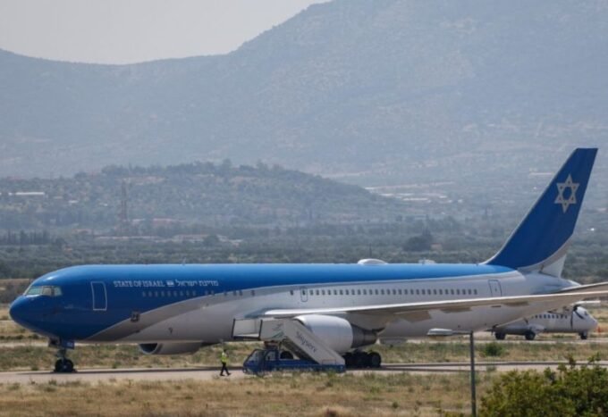 إسرائيل تنقل طائرتها الحكومية "جناح صهيون" إلى برلين لدواعٍ أمنية 9 طائرة الحكومة الإسرائيلية "جناح صهيون" من طراز بوينج 767 في مطار أثينا الدولي.