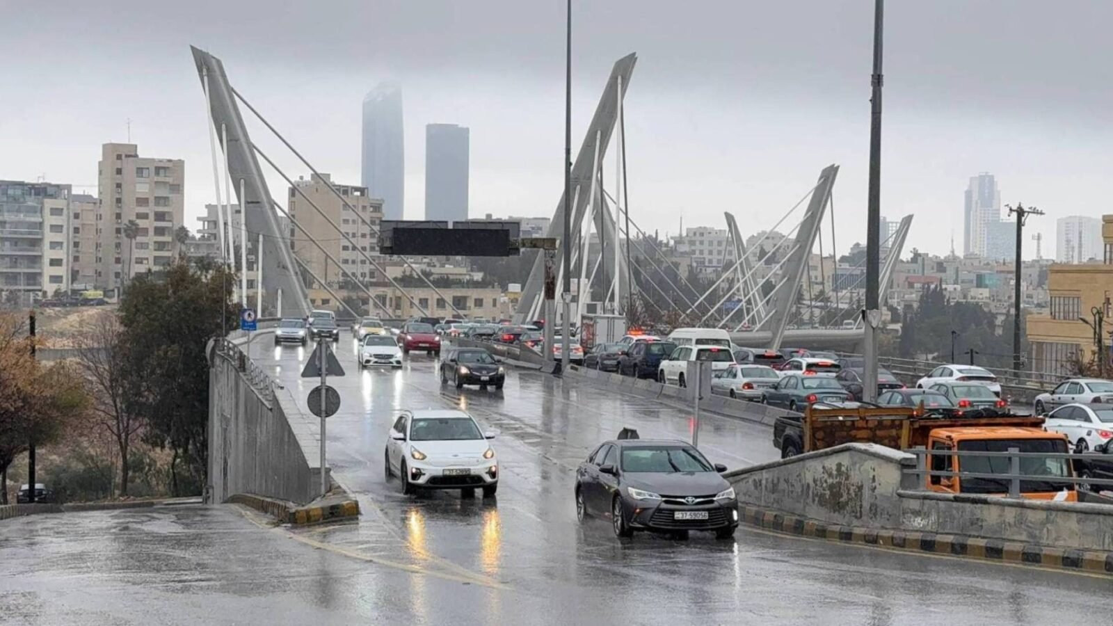 صورة لسحب ماطرة فوق سماء الأردن مع هطول أمطار غزيرة