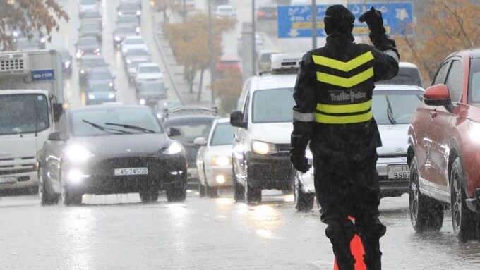 صورة توضيحية لأمطار رعدية وغبار في سماء الأردن