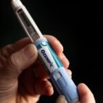 صورة توضيحية لأدوية GLP-1 مثل أوزمبيك، ترمز إلى دورها المحتمل في علاج الإدمان.