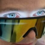 المهندسة آنابيل سينغر تعرض نموذجًا أوليًا لجهاز تحفيز الدماغ بالأضواء والأصوات لعلاج الزهايمر.