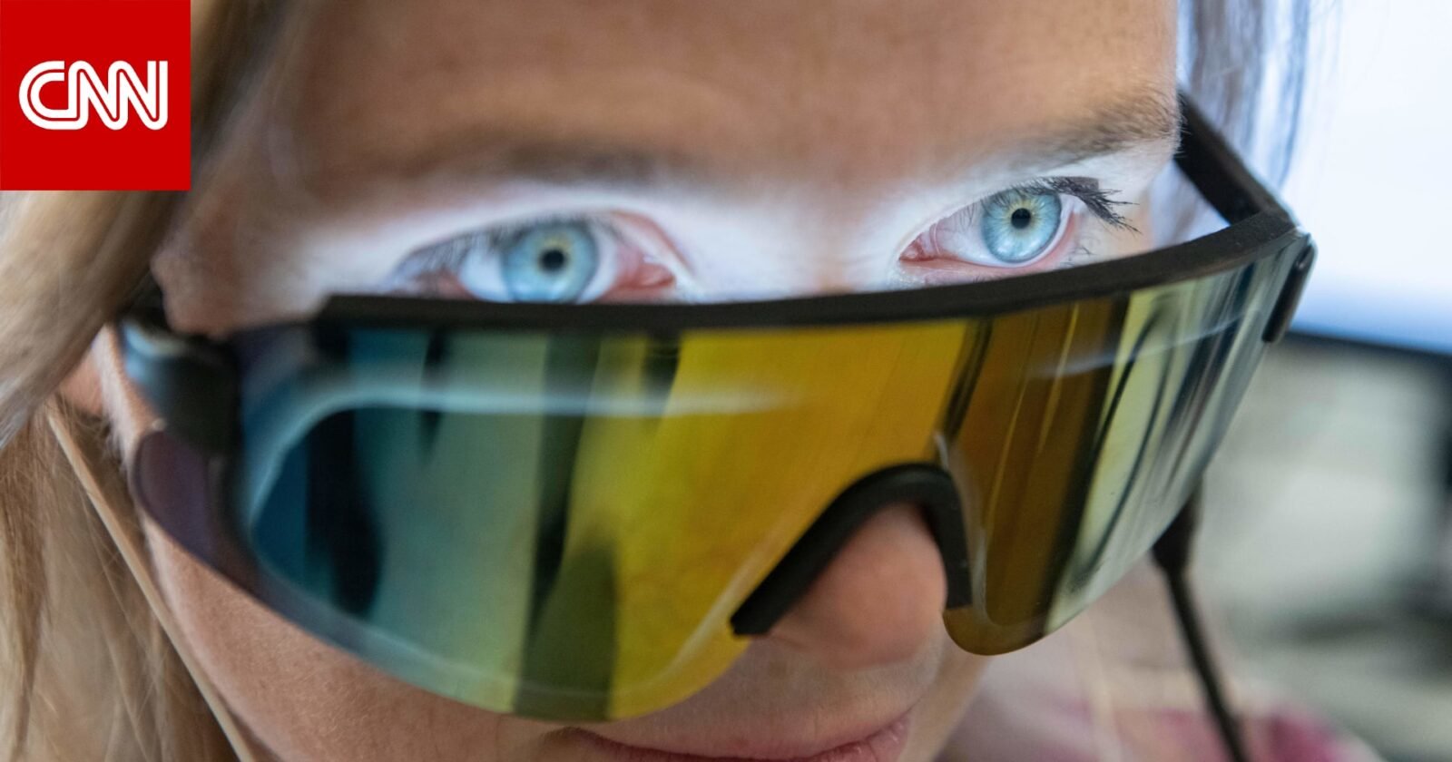 المهندسة آنابيل سينغر تعرض نموذجًا أوليًا لجهاز تحفيز الدماغ بالأضواء والأصوات لعلاج الزهايمر.