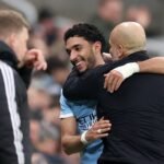 المدرب بيب غوارديولا يصافح اللاعب عمر مرموش بعد مباراة مانشستر سيتي ونيوكاسل في كأس الاتحاد الإنجليزي.