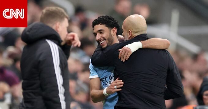 المدرب بيب غوارديولا يصافح اللاعب عمر مرموش بعد مباراة مانشستر سيتي ونيوكاسل في كأس الاتحاد الإنجليزي.