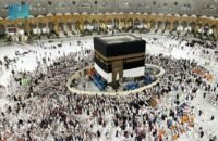 صورة تظهر معتمرين مغاربة يستعدون لرحلة العمرة في ظل ظروف إقليمية متوترة