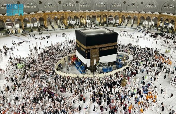 عمرة رمضان بالمغرب: توترات الشرق الأوسط تفرض تحديات لوجستية وقلقاً للمعتمرين 7 صورة تظهر معتمرين مغاربة يستعدون لرحلة العمرة في ظل ظروف إقليمية متوترة