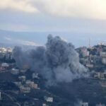 صورة تظهر آثار الدمار بعد غارة جوية إسرائيلية في جنوب لبنان، مع تصاعد الدخان من المباني المستهدفة.