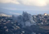 صورة تظهر آثار الدمار بعد غارة جوية إسرائيلية في جنوب لبنان، مع تصاعد الدخان من المباني المستهدفة.