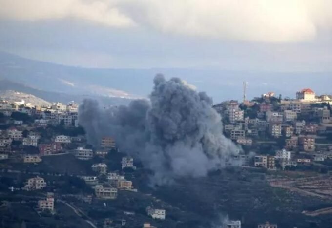 صورة تظهر آثار الدمار بعد غارة جوية إسرائيلية في جنوب لبنان، مع تصاعد الدخان من المباني المستهدفة.