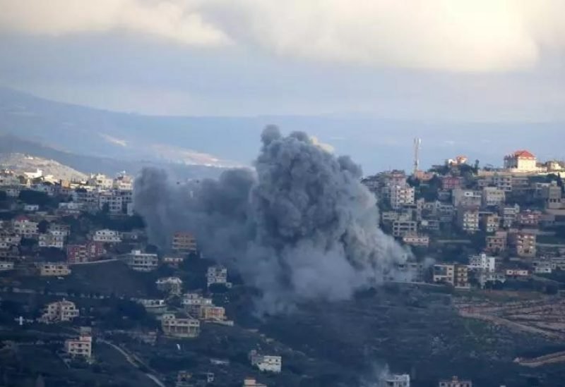 صورة تظهر آثار الدمار بعد غارة جوية إسرائيلية في جنوب لبنان، مع تصاعد الدخان من المباني المستهدفة.