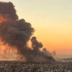 سحابة دخان تتصاعد من مبنى مستهدف في حارة حريك ببيروت بعد غارة جوية