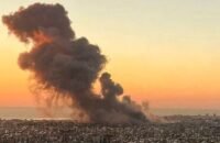 سحابة دخان تتصاعد من مبنى مستهدف في حارة حريك ببيروت بعد غارة جوية