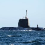 وصول غواصة نووية بريطانية مسلحة بصواريخ "توماهوك" إلى بحر العرب: تحليل للتداعيات الإقليمية 2 غواصة نووية بريطانية من طراز أستيوت تبحر في المياه، مع إشارة إلى وجودها في بحر العرب.