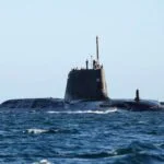 غواصة نووية بريطانية من طراز أستيوت تبحر في المياه، مع إشارة إلى وجودها في بحر العرب.