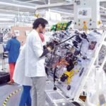 أنابيك تعلن عن 200 فرصة عمل في قطاع الكابلاج بمدينة القنيطرة 2 صورة توضيحية لعمال في مصنع كابلاج السيارات بمدينة القنيطرة