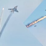 صورة لقطة شاشة لفيديو يظهر انفجار صاروخ قرب طائرة مقاتلة، تكشف التحقيقات أنه محتوى محاكاة مضلل.