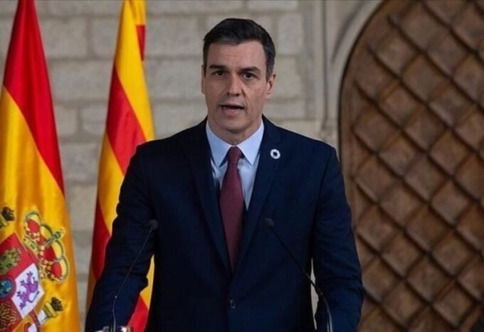 رئيس الوزراء الإسباني يدين قانون الإعدام الإسرائيلي الجديد ويصفه بـ'الفصل العنصري' 6 صورة لرئيس الوزراء الإسباني بيدرو سانتشيث يتحدث في مؤتمر صحفي