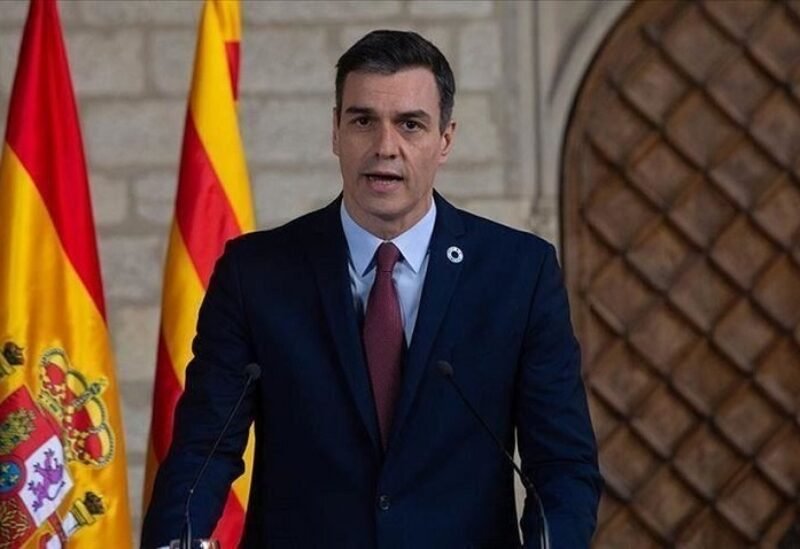 صورة لرئيس الوزراء الإسباني بيدرو سانتشيث يتحدث في مؤتمر صحفي