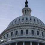 جدل "صلاحيات الحرب": هل ينجح الكونغرس في كبح جماح ترامب تجاه إيران؟ 2 الرئيس الأمريكي دونالد ترامب يواجه تحدياً من الكونغرس بشأن صلاحياته العسكرية، في سياق الجدل حول قانون صلاحيات الحرب.