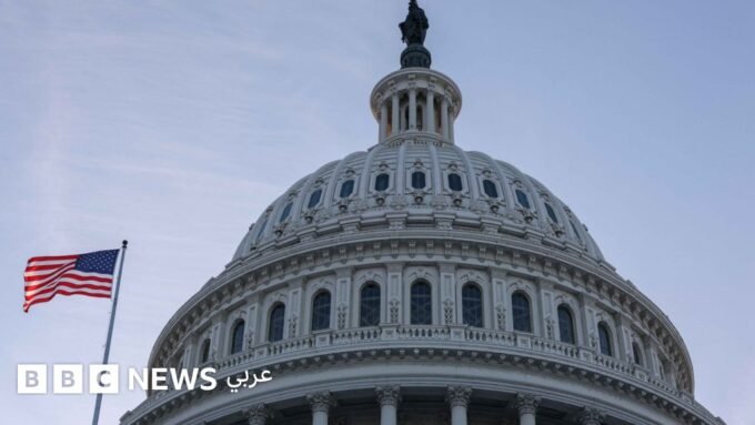 الرئيس الأمريكي دونالد ترامب يواجه تحدياً من الكونغرس بشأن صلاحياته العسكرية، في سياق الجدل حول قانون صلاحيات الحرب.