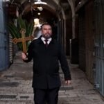 قادة الكنائس يواجهون قيود الشرطة الإسرائيلية أمام كنيسة القيامة في أحد الشعانين