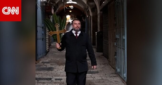 قادة الكنائس يواجهون قيود الشرطة الإسرائيلية أمام كنيسة القيامة في أحد الشعانين