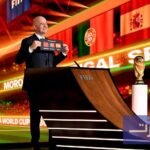 صورة لوفد الفيفا يزور أحد الملاعب الإسبانية المرشحة لاستضافة كأس العالم 2030.