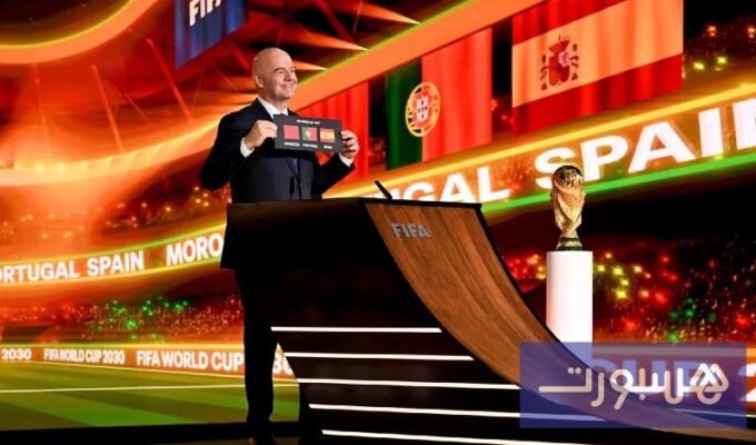 صورة لوفد الفيفا يزور أحد الملاعب الإسبانية المرشحة لاستضافة كأس العالم 2030.