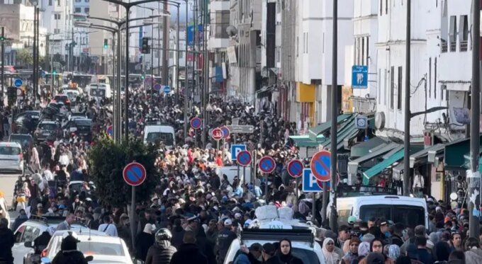 كراج علال يشهد حركية استثنائية واكتظاظاً بشرياً قبيل ليلة القدر 1 حشود من المتسوقين في كراج علال بالدار البيضاء قبيل ليلة القدر، يظهرون وهم يشترون مستلزمات العيد والاحتفالات.