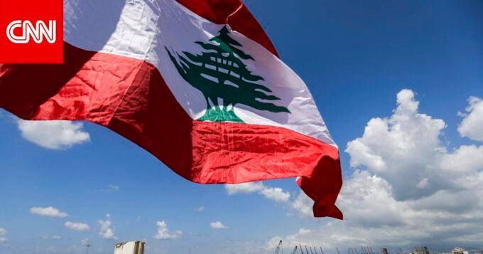 صورة تظهر مبنى وزارة الخارجية اللبنانية أو علمي لبنان وإيران، تعكس التوتر الدبلوماسي