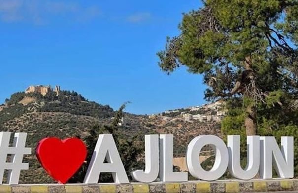 عجلون تحتفي بليلة القدر: أجواء إيمانية غامرة في مساجد المحافظة 7 المصلون يحيون ليلة القدر في أحد مساجد عجلون الأردنية