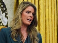 صورة ليندسي هاليجان، محامية الرئيس الأمريكي السابق دونالد ترامب، في سياق الجدل القانوني.