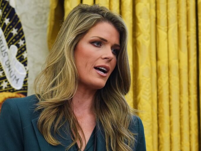 صورة ليندسي هاليجان، محامية الرئيس الأمريكي السابق دونالد ترامب، في سياق الجدل القانوني.