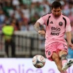 ليونيل ميسي يرتدي قميص إنتر ميامي ويحتفل بهدف