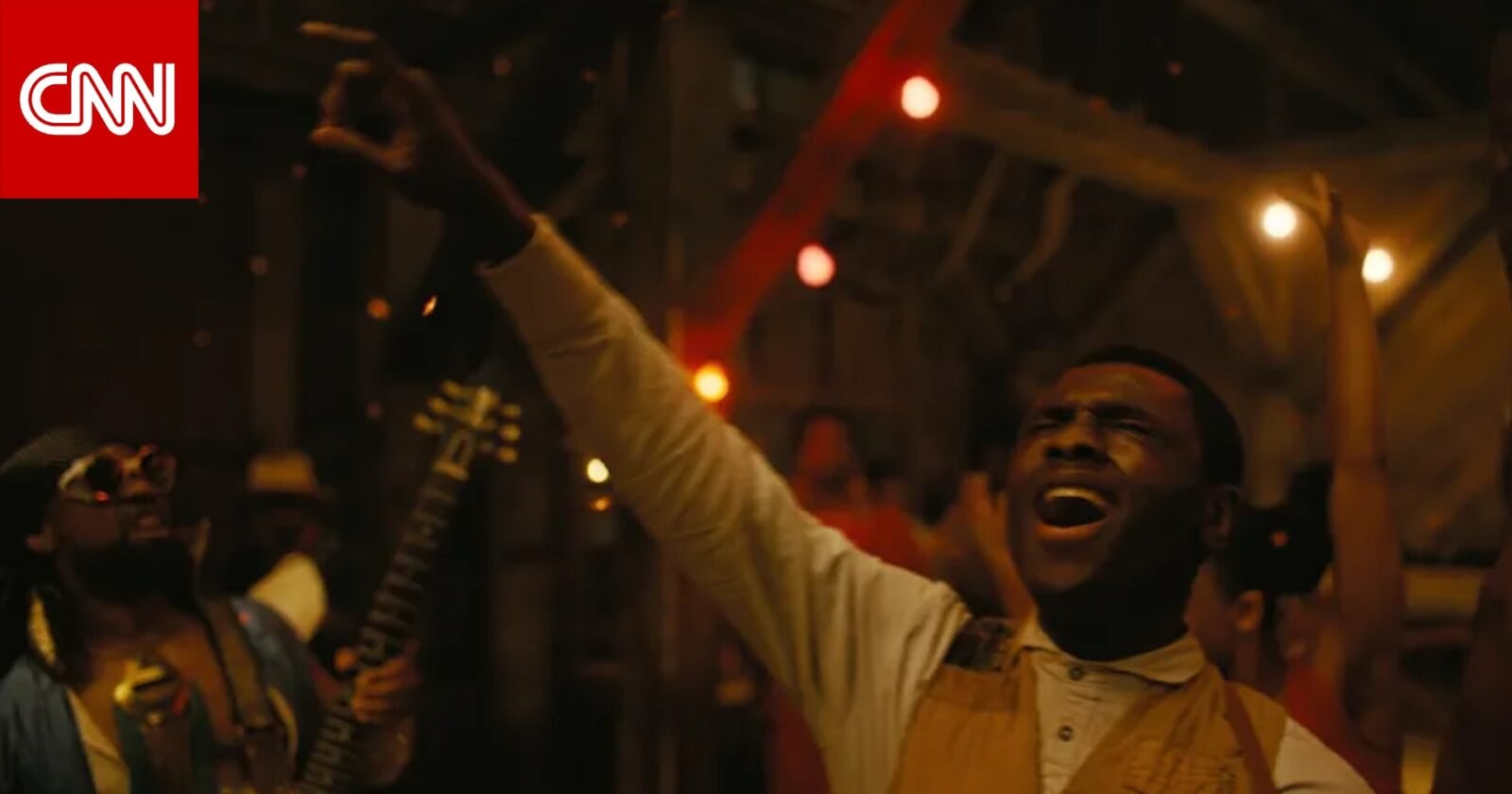 مايلز كاتون يكشف كواليس دوره المحوري في فيلم "Sinners" لـ CNN 3 الممثل مايلز كاتون ومايكل بي جوردان في مشهد من فيلم 'Sinners' حيث يظهر كاتون على اليمين.