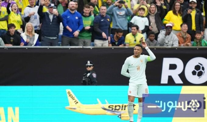 فرنسا تتجاوز البرازيل بعشرة لاعبين في مواجهة ودية مثيرة بثنائية مبابي وإيكيتيكي 7 صورة جماعية للاعبي المنتخب الفرنسي يحتفلون بهدف خلال مباراة ودية ضد البرازيل، حيث يظهر كيليان مبابي وهو يشير إلى زملائه.